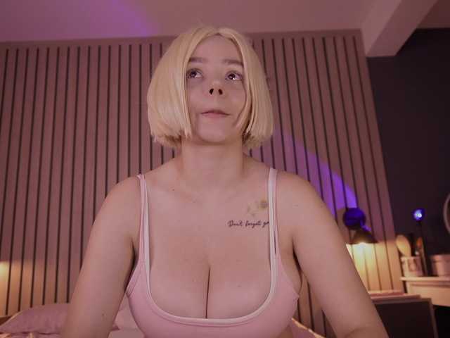 bella-adams live cam on BongaCams