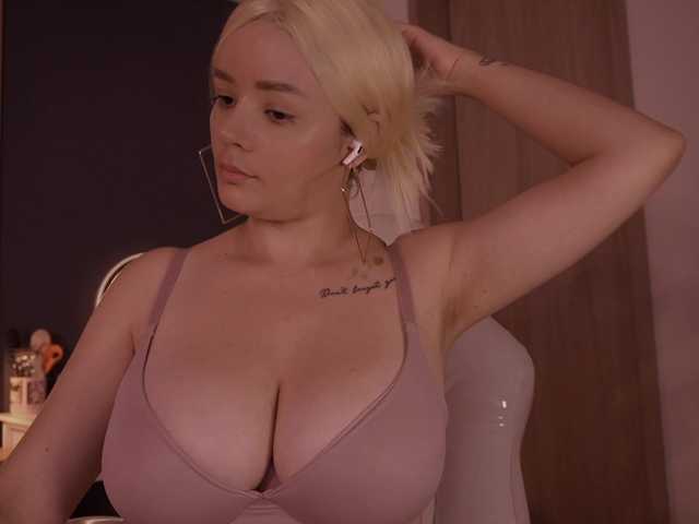 bella-adams live cam on BongaCams