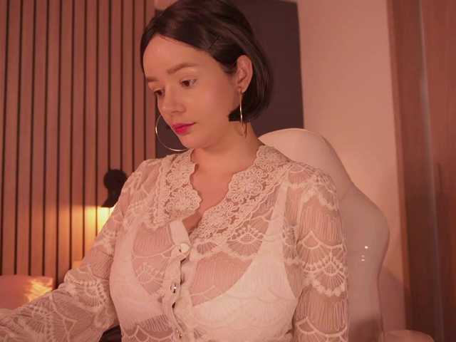 bella-adams live cam on BongaCams