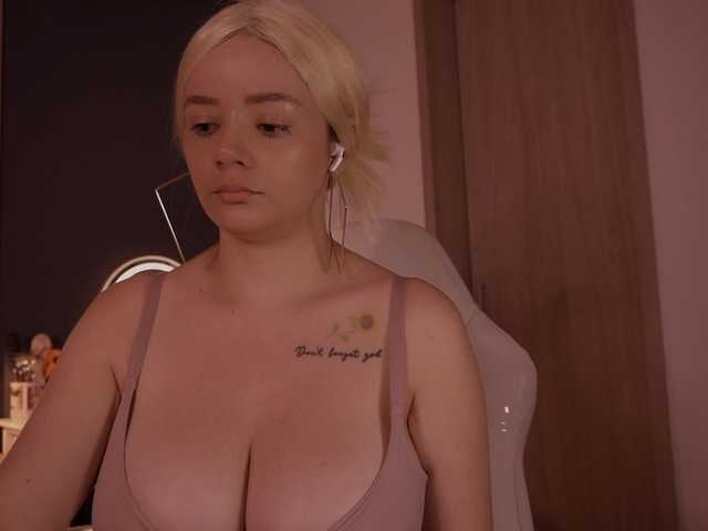 bella-adams live cam on BongaCams