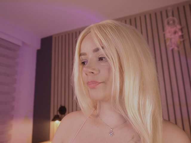bella-adams live cam on BongaCams
