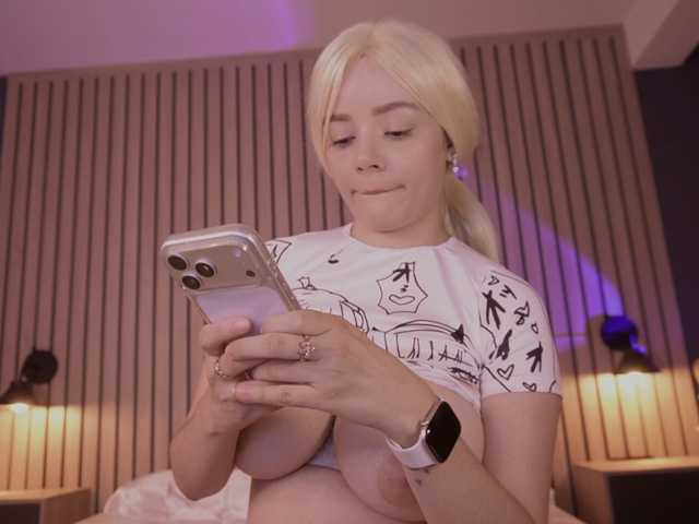 bella-adams live cam on BongaCams