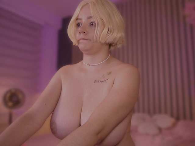 bella-adams live cam on BongaCams