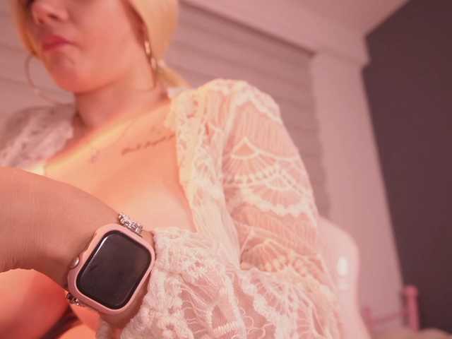 bella-adams live cam on BongaCams