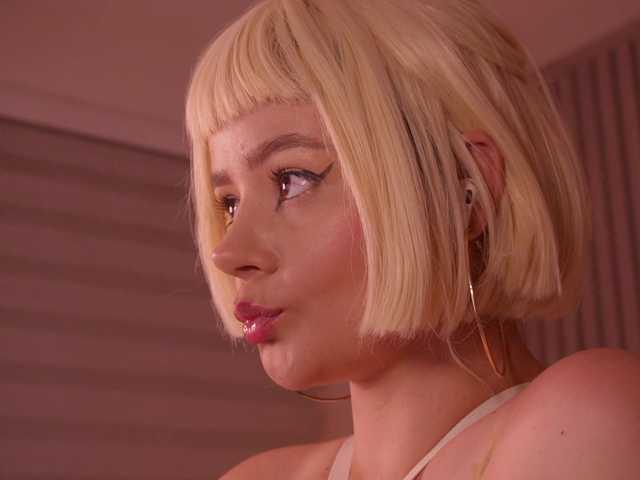 bella-adams live cam on BongaCams
