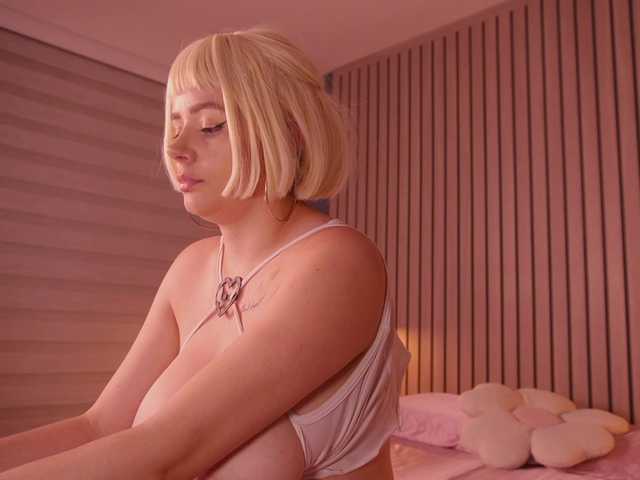 bella-adams live cam on BongaCams