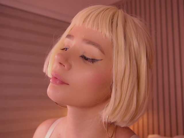 bella-adams live cam on BongaCams