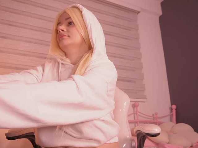 bella-adams live cam on BongaCams