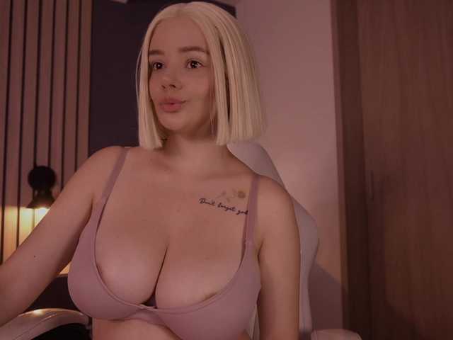 bella-adams live cam on BongaCams