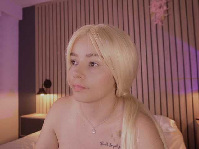 bella-adams live cam on BongaCams