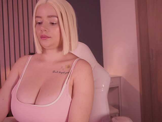 bella-adams live cam on BongaCams