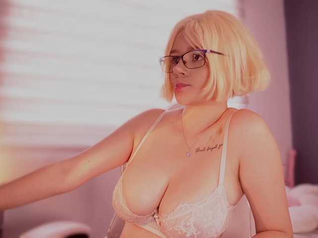 bella-adams live cam preview