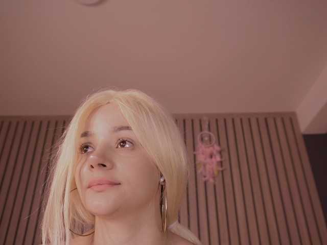 bella-adams live cam on BongaCams