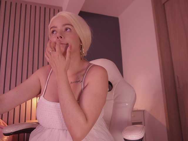 bella-adams live cam on BongaCams