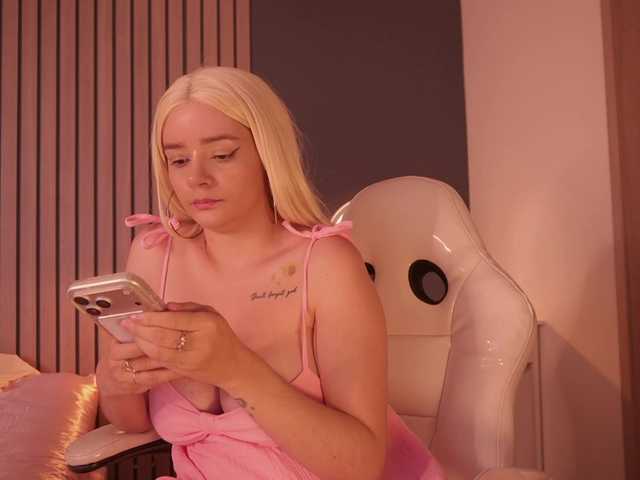 bella-adams live cam on BongaCams