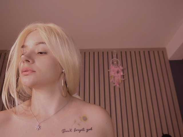 bella-adams live cam on BongaCams