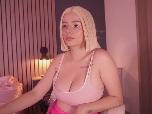 bella-adams live cam on BongaCams