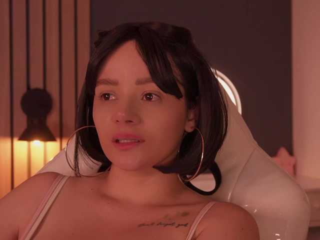 bella-adams live cam on BongaCams