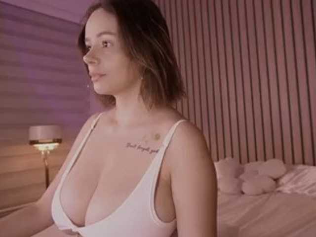 bella-adams live cam on BongaCams