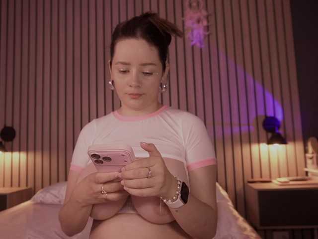 bella-adams live cam on BongaCams