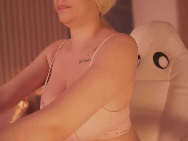 bella-adams live cam