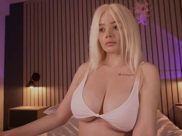 bella-adams live cam on BongaCams