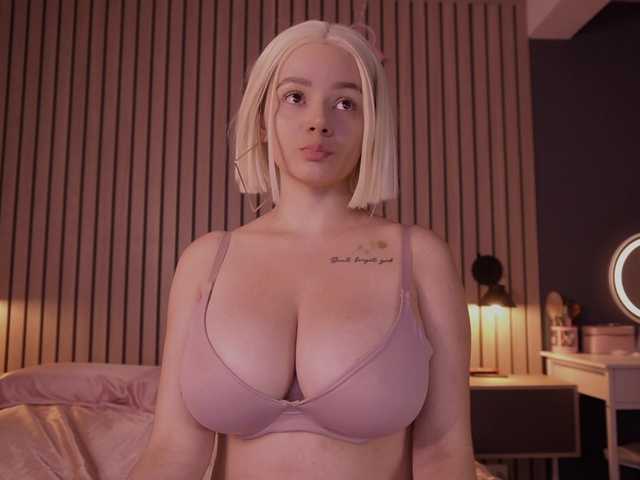 bella-adams live cam on BongaCams