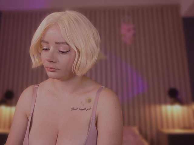 bella-adams live cam on BongaCams