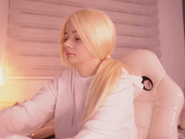 bella-adams live cam on BongaCams