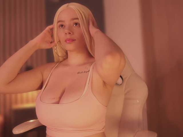 bella-adams live cam on BongaCams