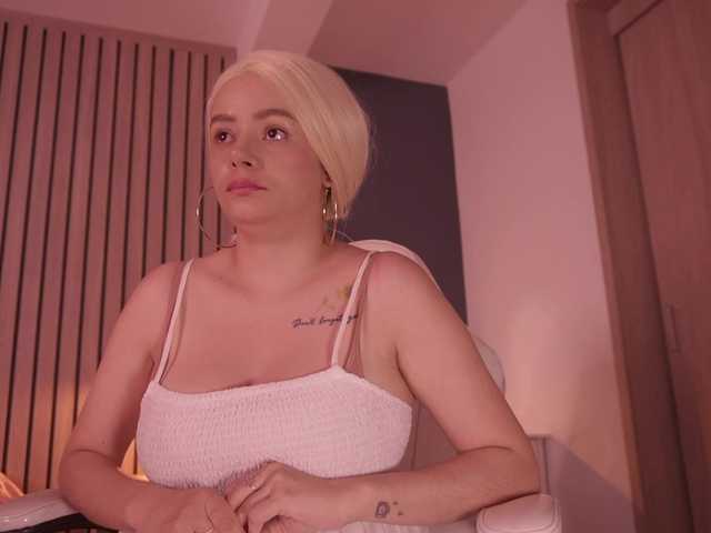 bella-adams live cam on BongaCams