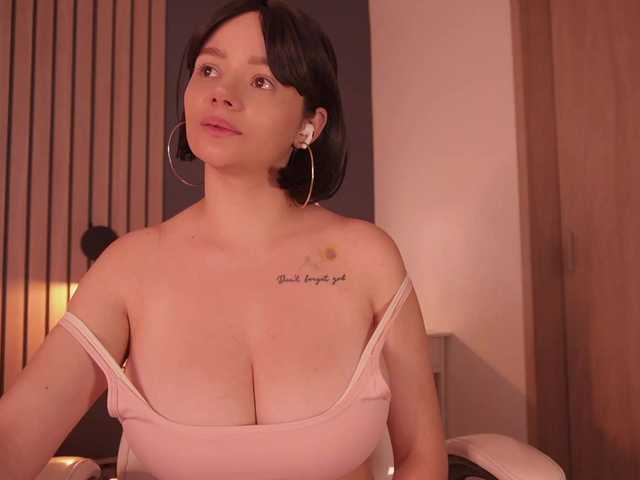 bella-adams live cam on BongaCams
