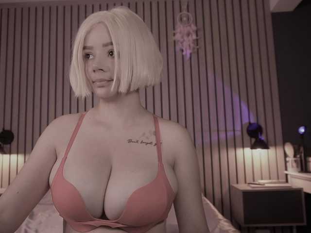 bella-adams live cam on BongaCams