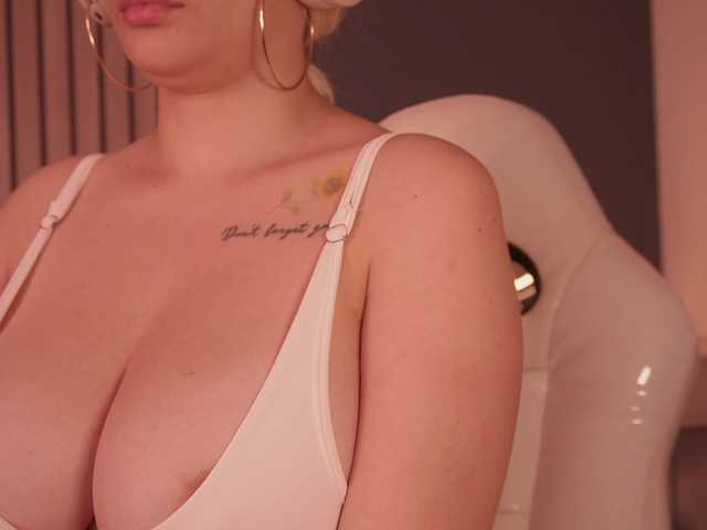 bella-adams live cam on BongaCams