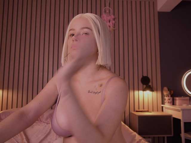 bella-adams live cam on BongaCams