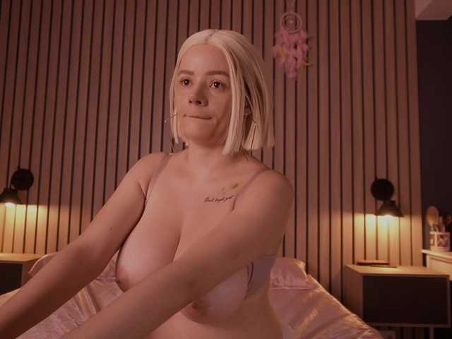 bella-adams live cam on BongaCams