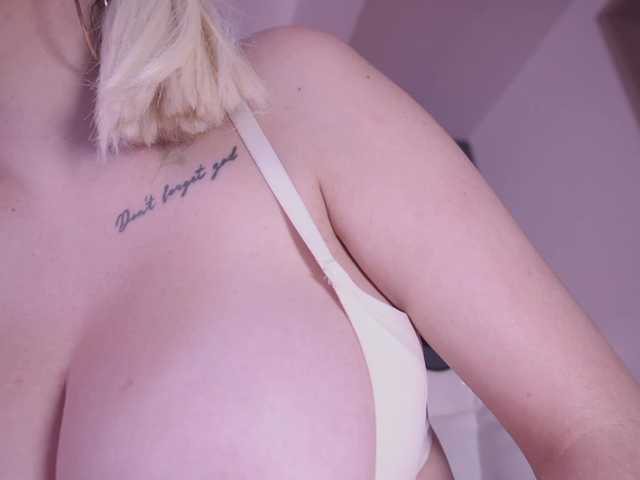 bella-adams live cam on BongaCams