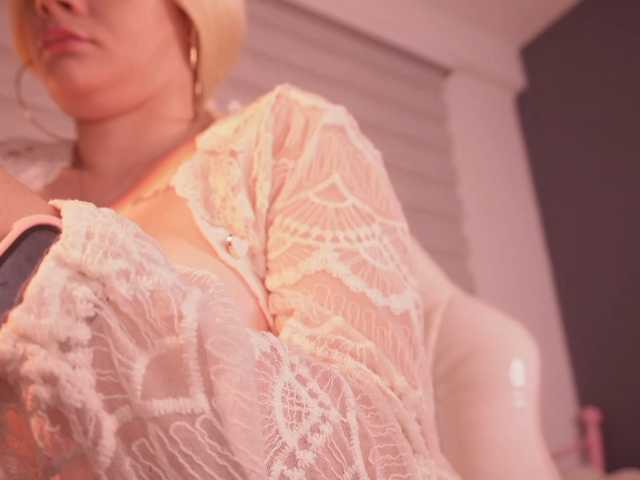 bella-adams live cam on BongaCams
