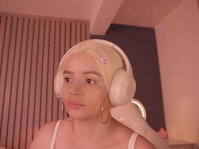 bella-adams live cam on BongaCams