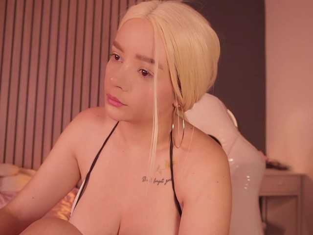 bella-adams live cam on BongaCams