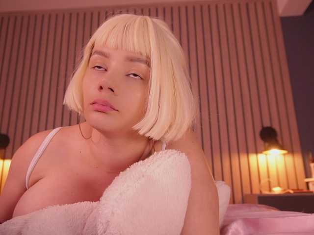 bella-adams live cam on BongaCams