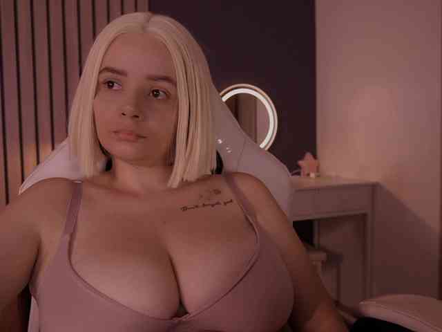bella-adams webcam