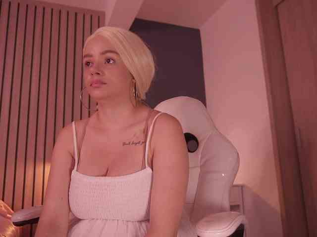 bella-adams webcam