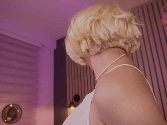 bella-adams webcam