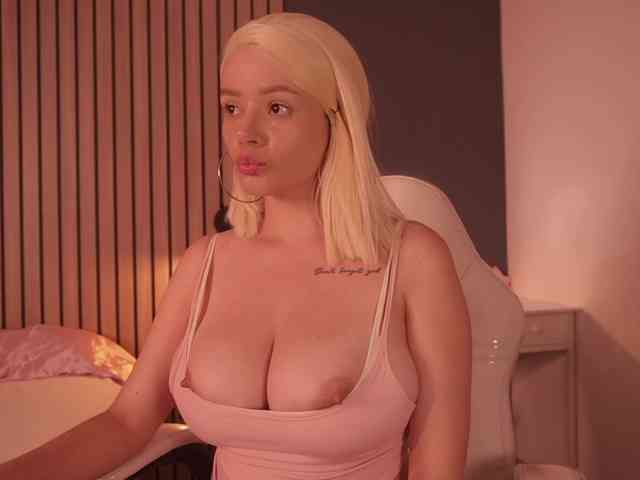 bella-adams webcam