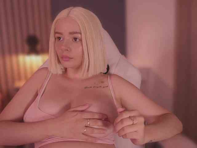 bella-adams webcam