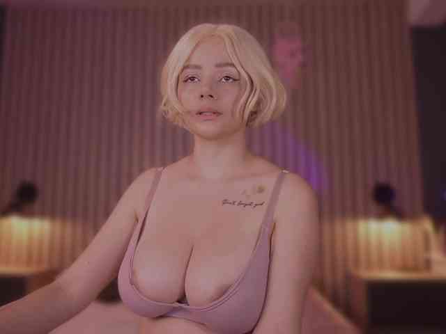 bella-adams webcam