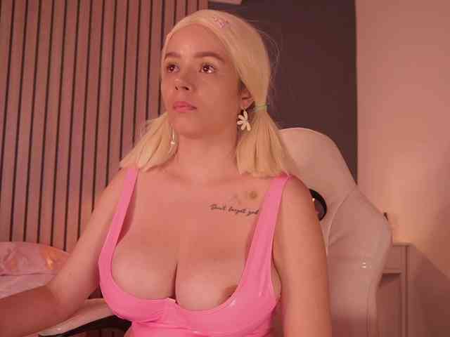 bella-adams webcam