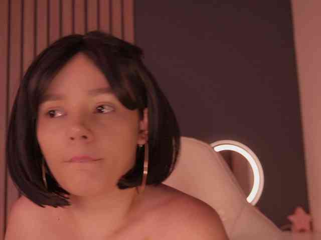 bella-adams webcam