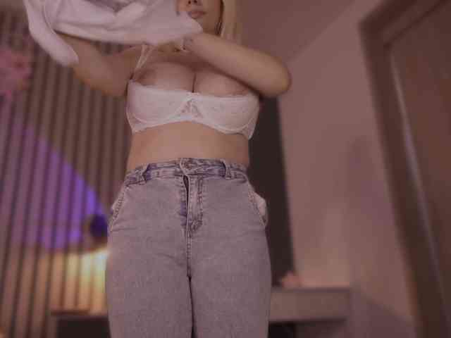 bella-adams webcam
